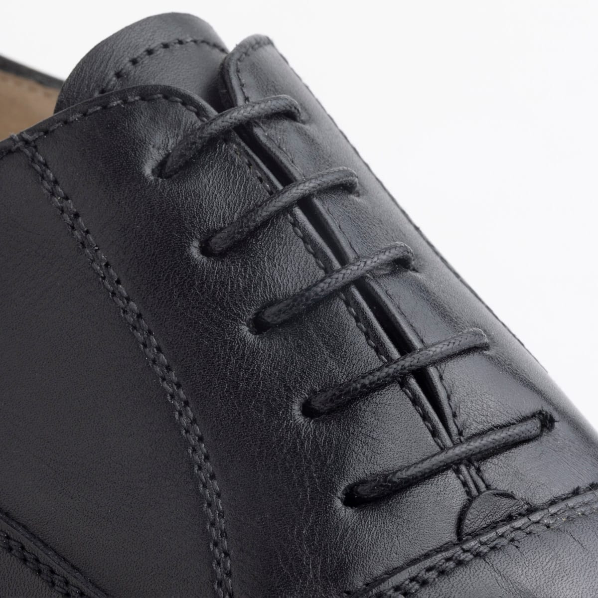 scarpe uomo oxford di lusso valezani in vera pelle fatte a mano artigianale made in italy veneto cuciture a mano colore nero dettaglio lacci